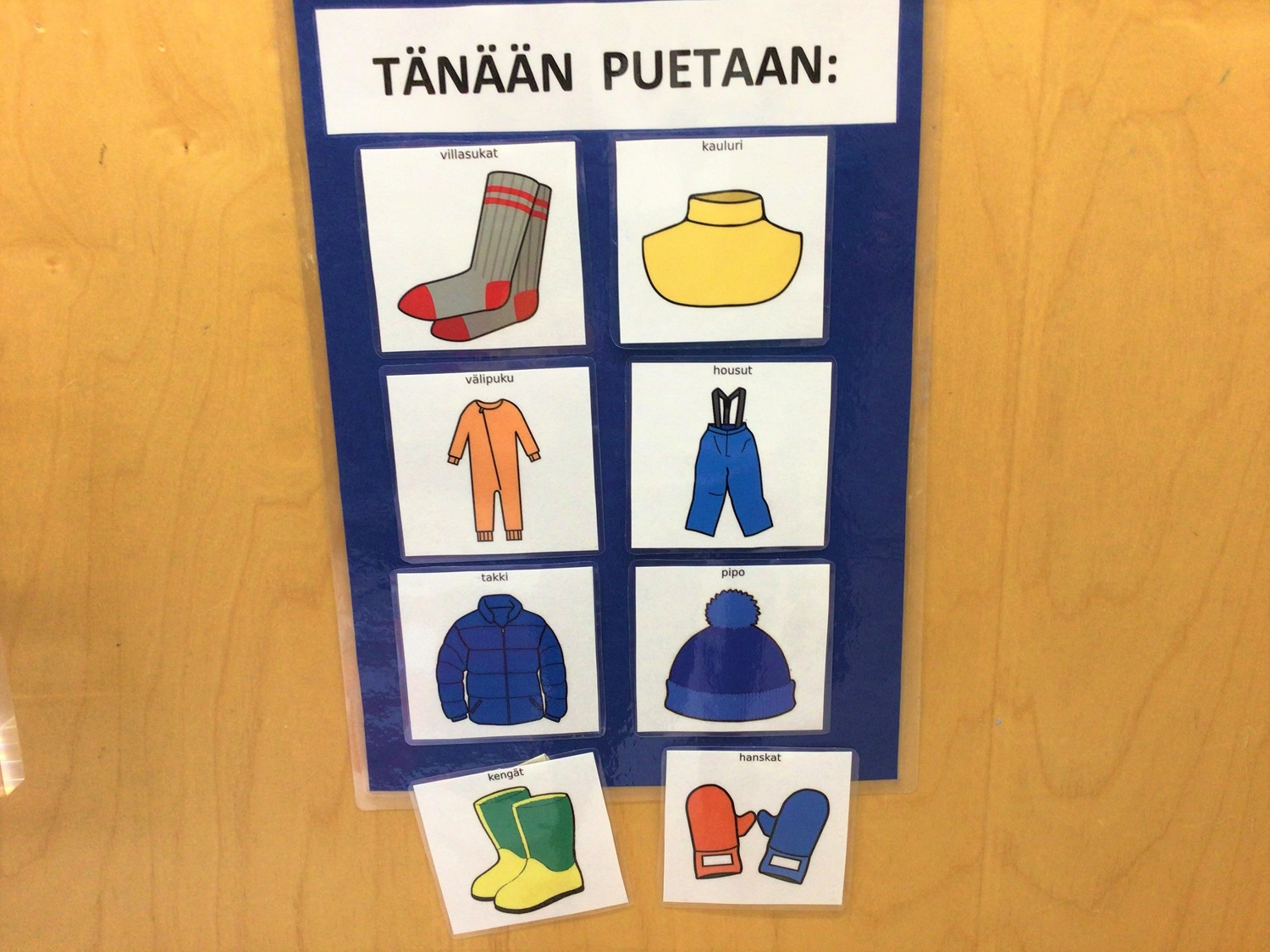 Sanallisia toimintaohjeita tuetaan kuvin esim. pukemistilanteessa.