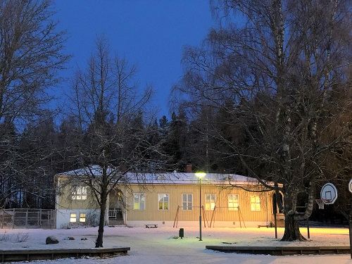 Hyvinkäänkylän koulun ryhmä ulkoa