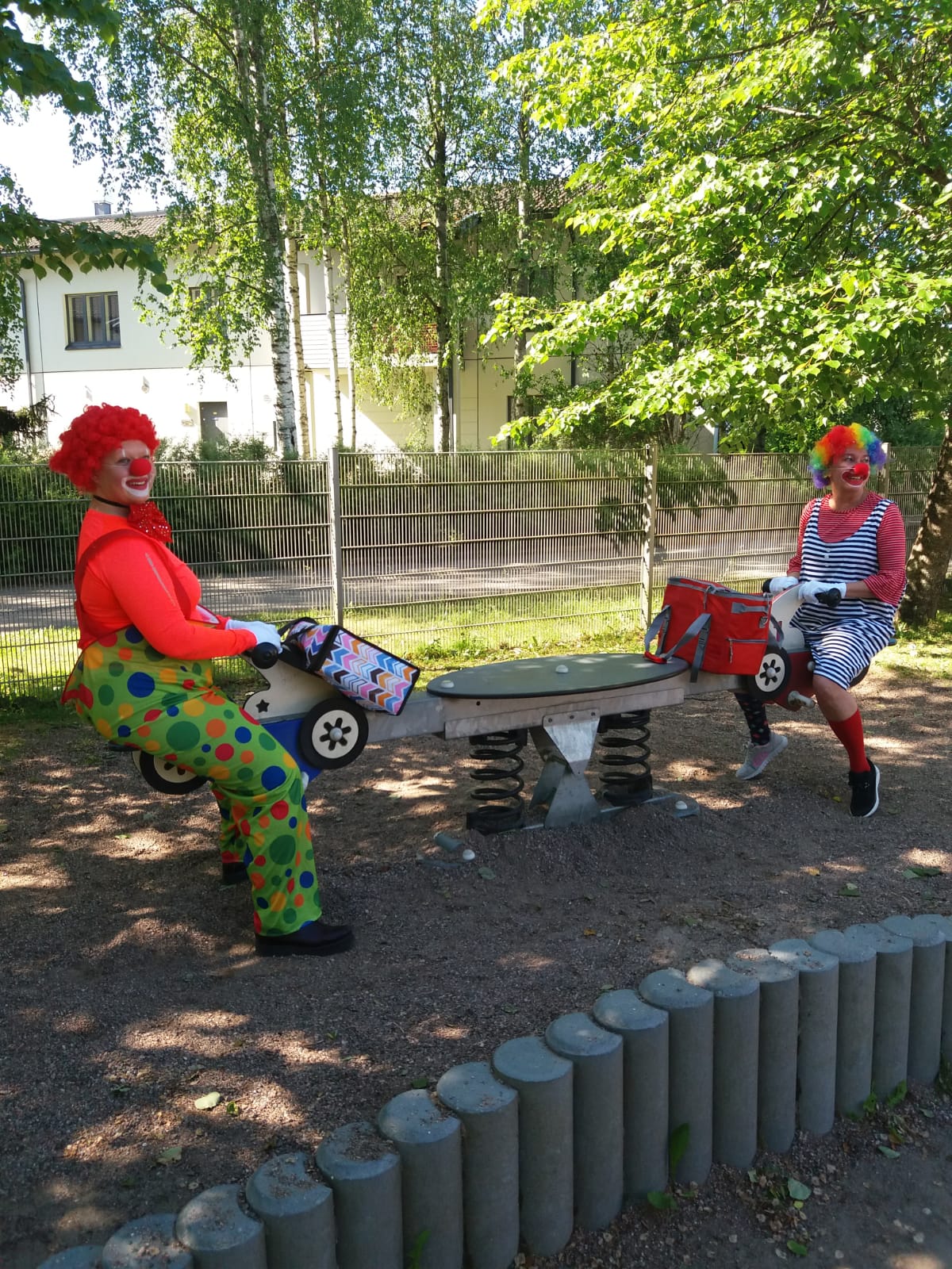 Pelleksi pukeutuneet henkilöt keinumassa