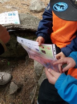 Lapset tutkivat paperia