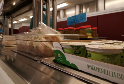 Välipalamyyntiä koulun välipalamyyntitiski