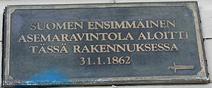 Kuvassa rautaieasemalla sijaitseva muistolaatta Suomen ensimmäisen asemaravintolan toiminnan aloittamisesta