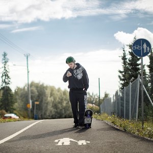 Kuvassa poika ja kypärä