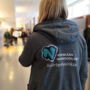 Kuvassa nuorisopalveluiden työntekijä