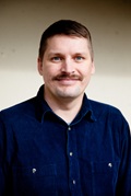 Kuvassa sinipaitainen mies nimeltään Antti Kurko. Kuvaaja Pinja Nikki