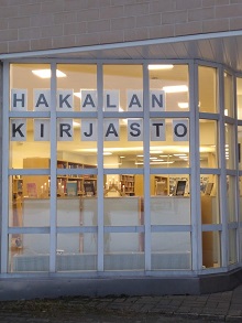 kuvassa Hakalan kirjasto ulkoa päin