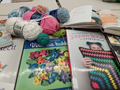 Kuvassa värikkäitä virkkausaiheisia kirjoja ja lankoja
