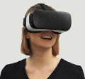 kuvassa nainen, jolla virtuaalilasit päässä
