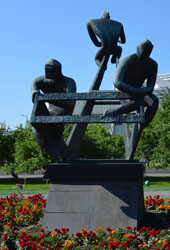 Kuvassa on Hyvinkään Kirjastoaukiolla oleva metallinen Hitsaajat-patsas.