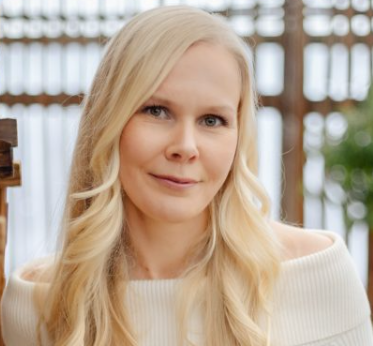 Kuvassa valkopaitainen ja vaaleahiuksinen Laura Hult.