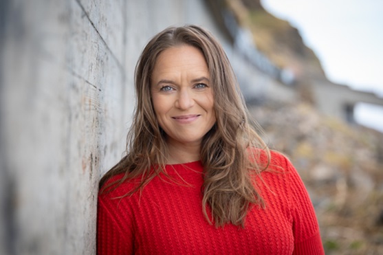 Kuvassa on punapaitainen Satu Rämö.