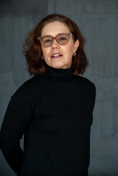 Kuvassa on mustapaitainen Ulla von Weissenberg.