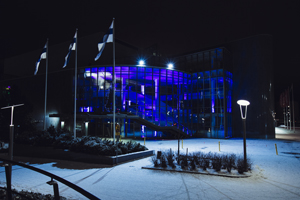 Kuvassa on Hyvinkääsali itsenäisyyden satavuotisjuhlavalaistuksessa