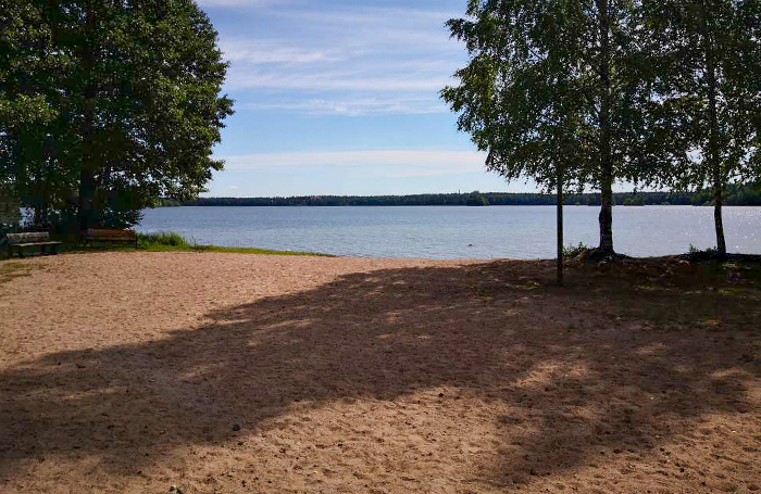 Sääksin leirikeskuksen uimaranta.