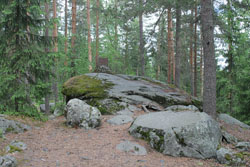 Kuvassa kallio ja kallion päällä sijaitseva Havaitse Jumala luonnossa muistokivi