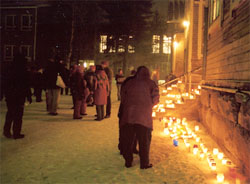 Kuva hiljaisesta mielenosoituksessa 23.11.2003, kuvassa ihmisiä ja paljon sytytettyjä kynttilöitä