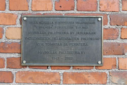 Kuvassa Valvillan tehdasmuseon seinässä oleva Hyvinkään Palloseuran muistolaatta