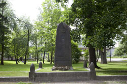 Kuvassa Aseman puistossa sijaitseva Kaatuneiden Saksalaisten sotilaiden muistomerkki ja hauta