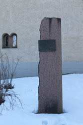 Kuvassa Kytäjän kyläkirkon mistomerkki lumisessa maisemassa
