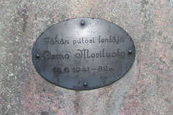 Kuva Osmo Meriluodon muistomerkissä olevasta laatasta