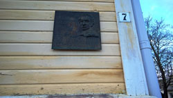 Kuvassa Sotalaiva-nimisen talon seinässä oleva Yrjö Saarisen muistolaatta