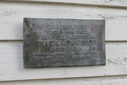 Kuavassa T.W. Paavonkallion muistolaatta