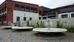 Kuvassa suihkulähteet uuden kaupungintalon edustalla