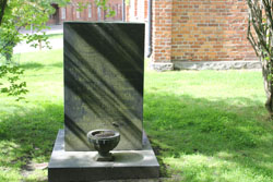 Kuvassa sodassa kaatuneiden Villatehtaan jäsenien muistomerkki