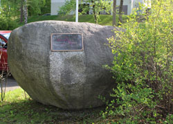 Kuvassa kivi jossa muistolaatta sijaitsee