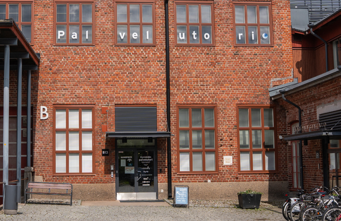Palvelutorin sisäänkäynti Villatehtaalla.