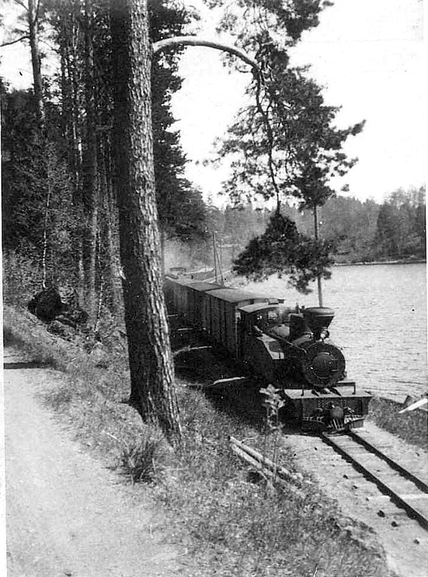 Tässä kuvassa HKR5-vaunu kulkee Kytäjärvenrantaa.