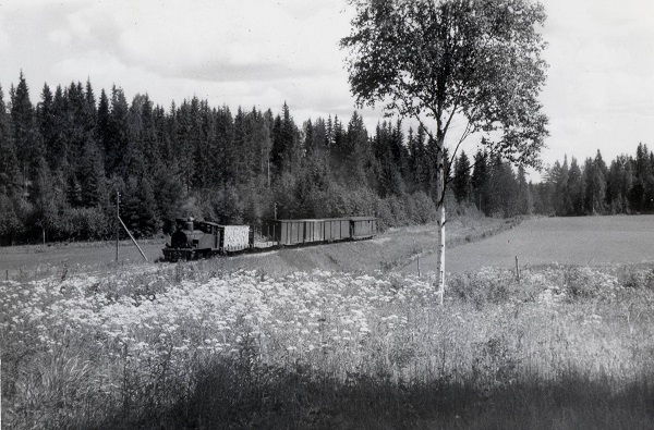 Tässä kuvassa juna kulkee pellon halki.