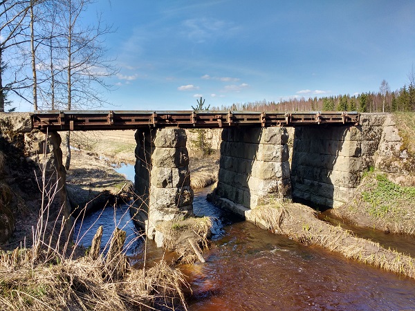 Tässä kuvassa on silta Koirajoen yli.