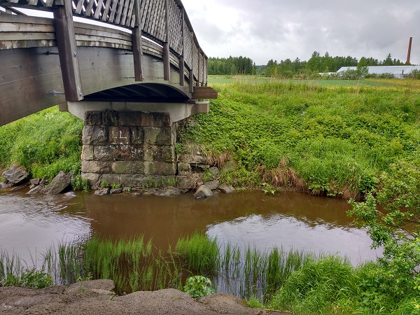 Tässä kuvassa on Vantaanjoen silta.