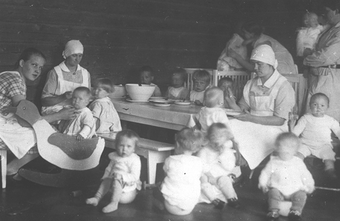 Lapset keijalla ja ruokailemassa 30-luvulla.jpg