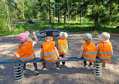 Tarkasti seuraavat lapset