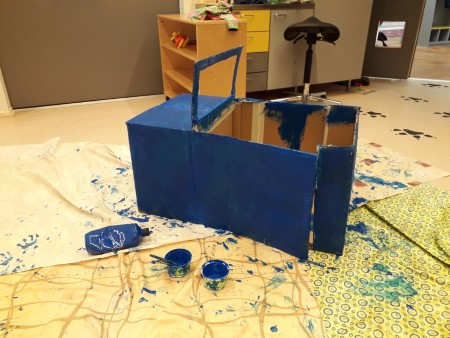 kuvassa on sininen pahvilaatikoista tehty avoauto 