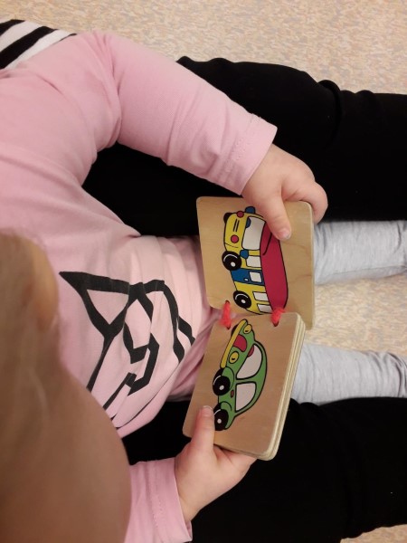 kuvassa lapsi lukee puista autokirjaa