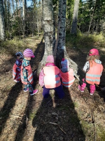 lapset seisovat Hillevin pesän äärellä metsässä