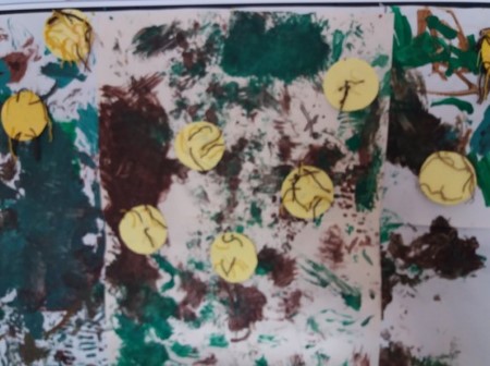kuvassa lasten tekemät leijonat ovat viidakossa jonka lapset aiemmin sormiväreillä maalasivat. Viidakko maalattu ruskealla ja vihreällä värillä
