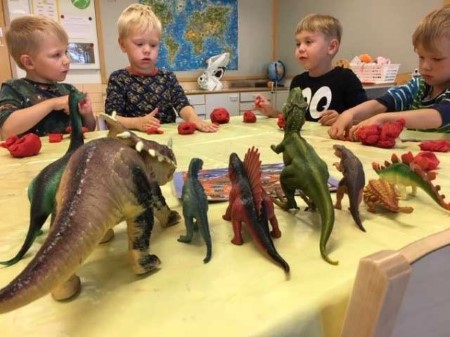 Kuvassa dinosaurusprojektin tekoa