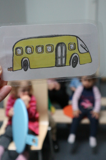 Kkuvassa lapsia ja piirretty bussi