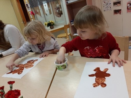 lapset maalaavat sormiväreillä karhuja