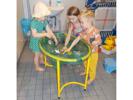 kuvassa lapset leikkivät vesialtaassa