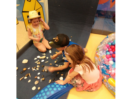 kuvassa lapset leikkivät simpukankuorilla