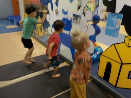 kuvassa lapset juoksevat mattojen päällä