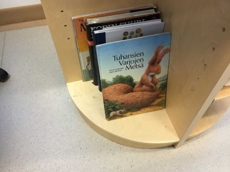 lasten lukunurkkauksen kirjahylly Kasten kuvakirjoja lukunurkkauksessa