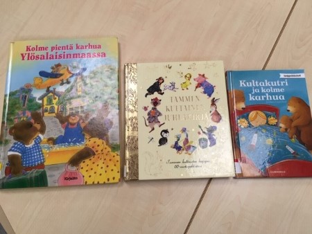 Kuvassa on kolma lasten kuvakirjaa, jotka ovat Kolme pientä karhua Ylösalaisin maassa, Kultakutri ja kolme karhua sekä Tammen kultaisen kirjaston kirja
