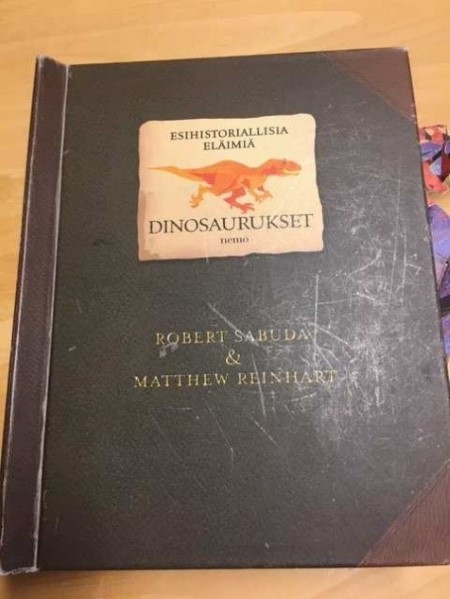 Kuvassa dinosaurusprojektin tekoa