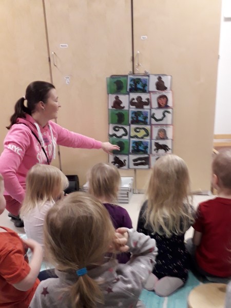 Lapset laulavat kuvien mukaan